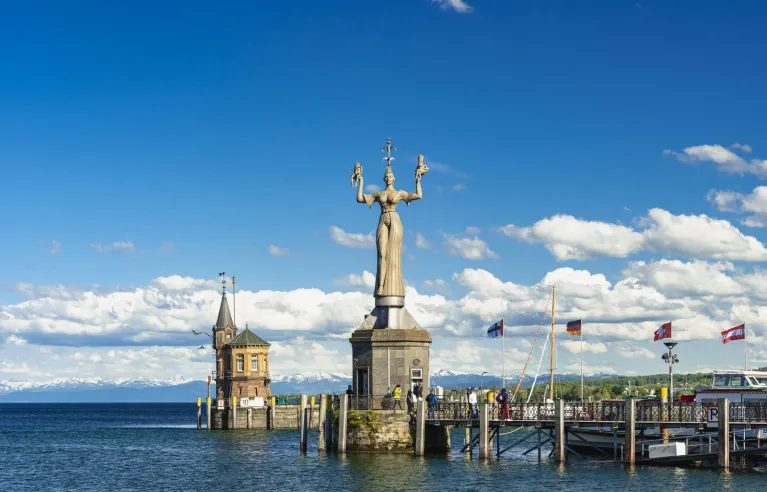 Zicht op de Imperia in de haven van Konstanz